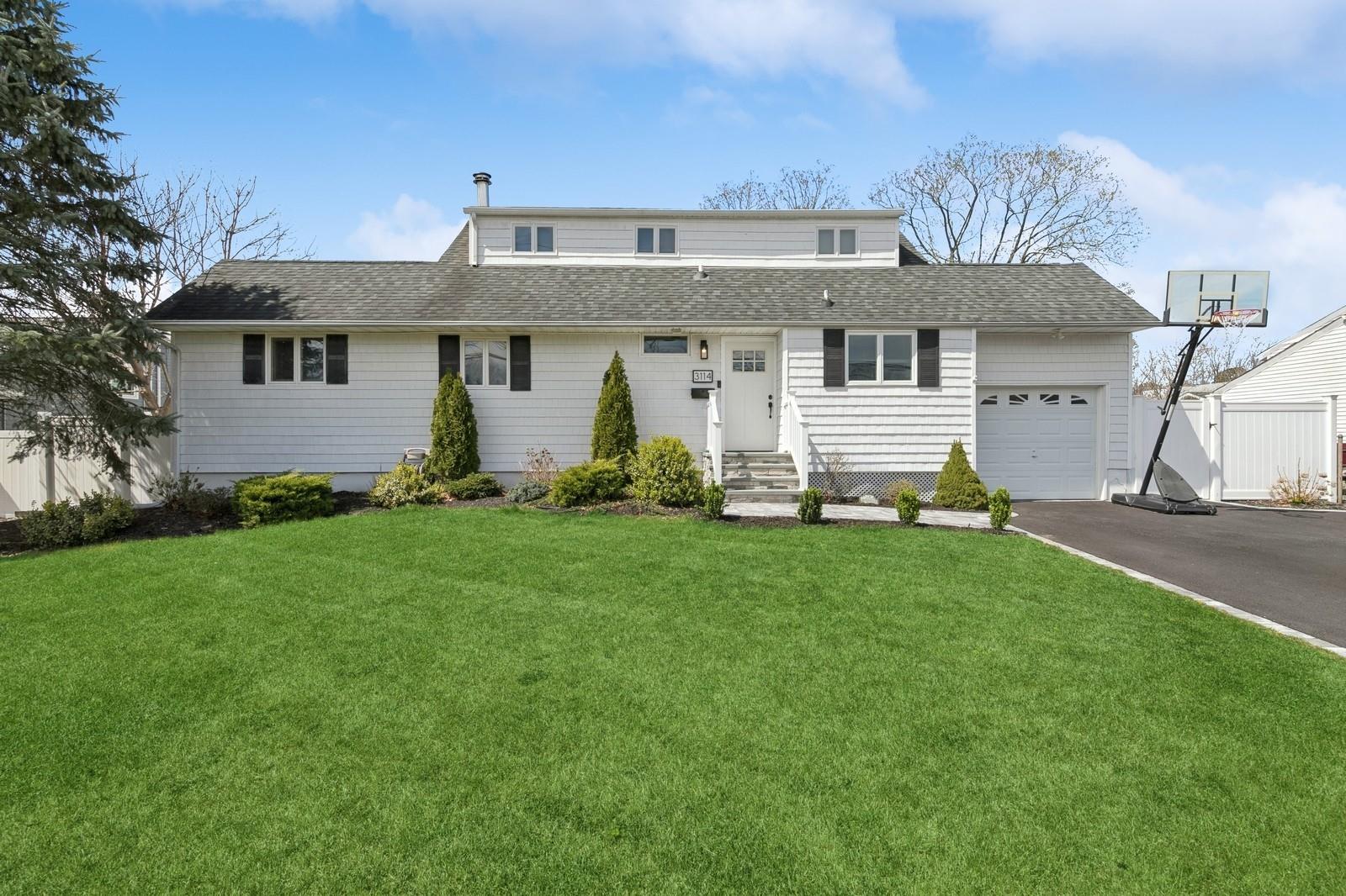 3114 Heather Avenue, Medford, New York image 1
