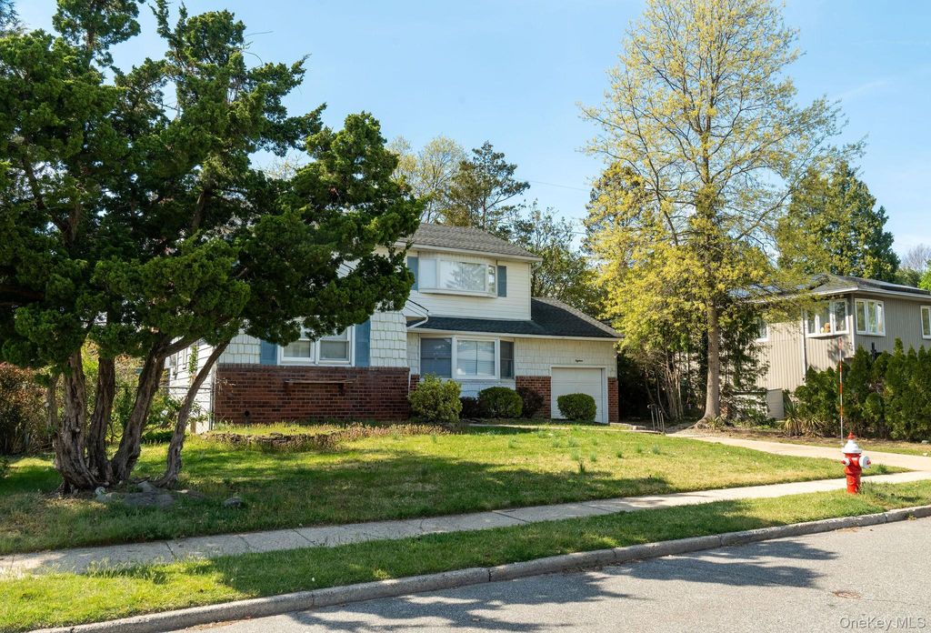 Photo of 18 Edna Drive, Syosset, NY 11791 (MLS # 991040)