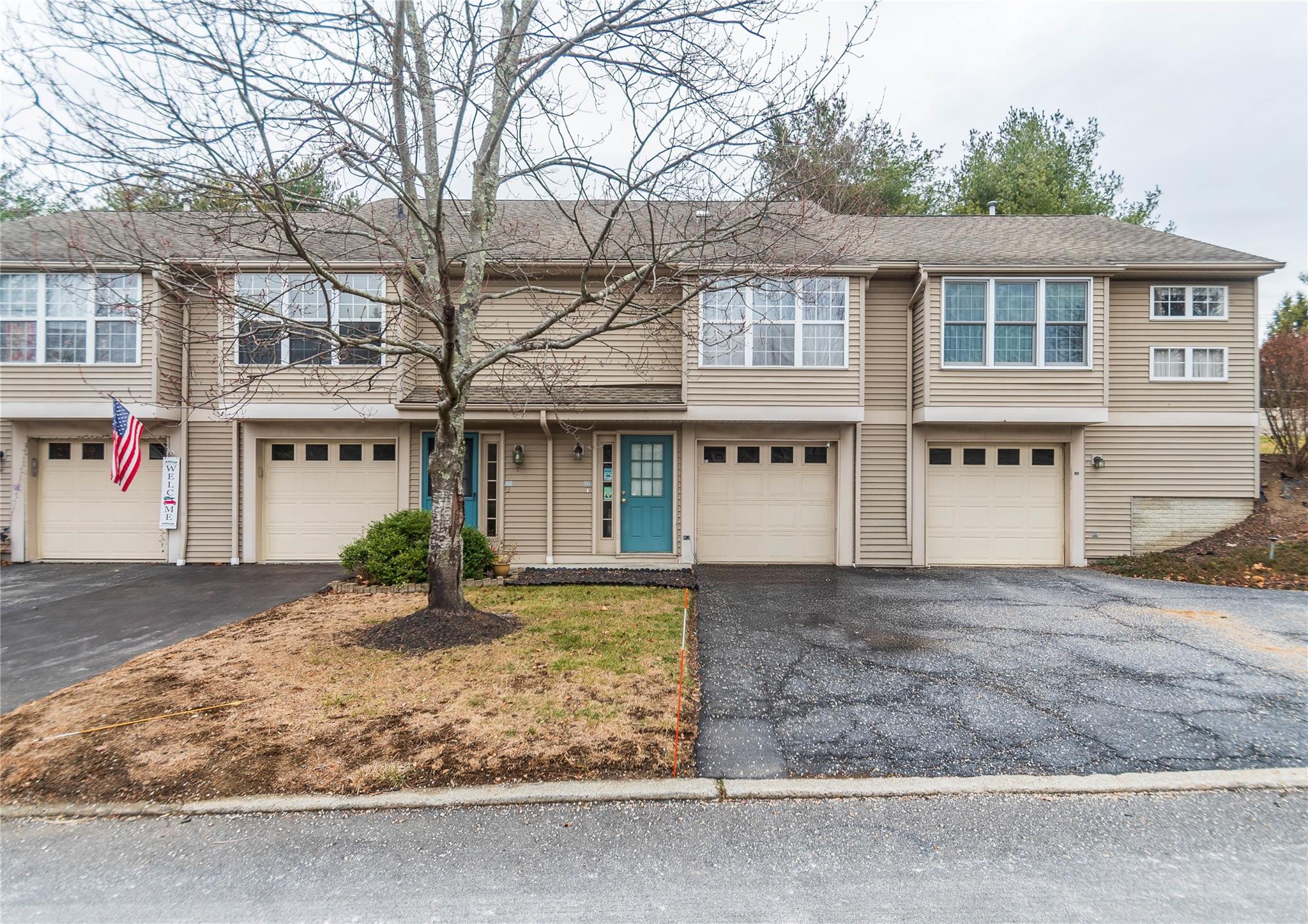 Elmcrest Drive, Fishkill, New York - 1 Bedrooms  
2 Bathrooms  
5 Rooms - 