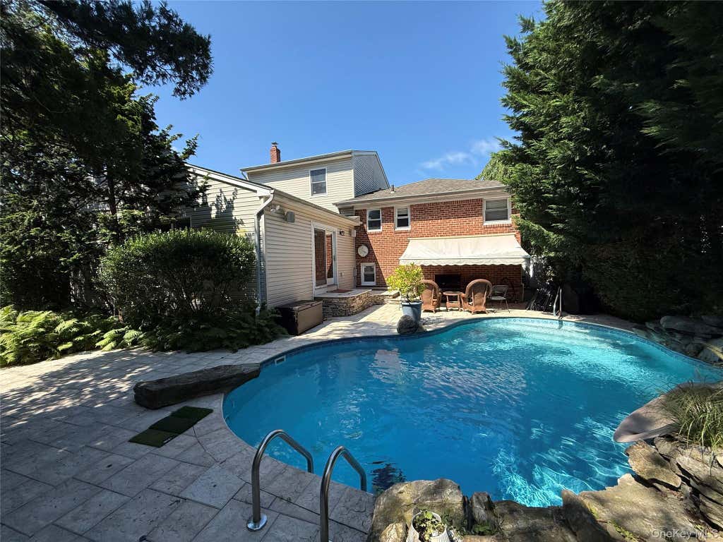 Photo of 26 Kathleen Drive E, Syosset, NY 11791 (MLS # 1035555)