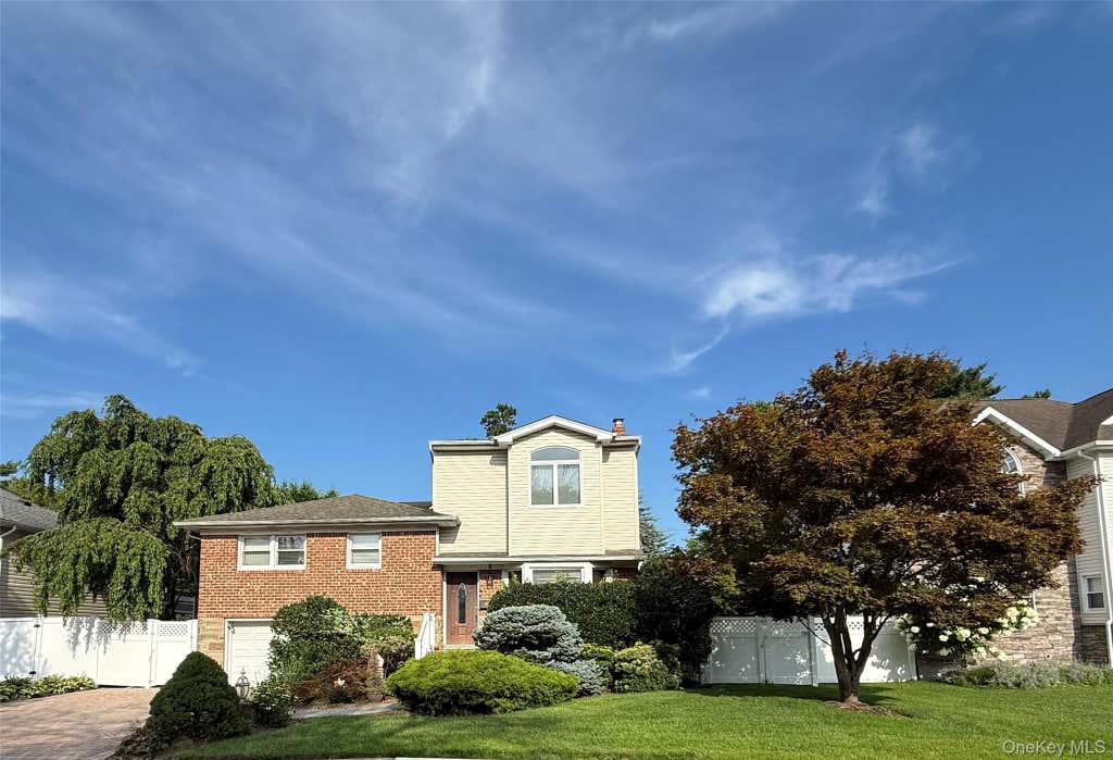 Photo of 26 Kathleen Drive E, Syosset, NY 11791 (MLS # 1035555)
