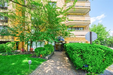 Condo For Rent - 141 Great Neck Road #3A<br/> Great Neck, NY 11021