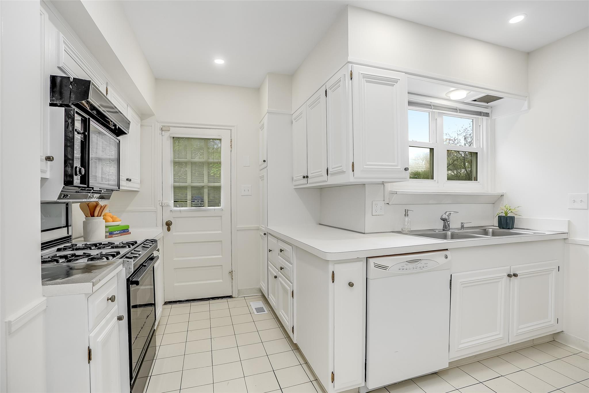654 Forest Avenue, Larchmont, New York image 20