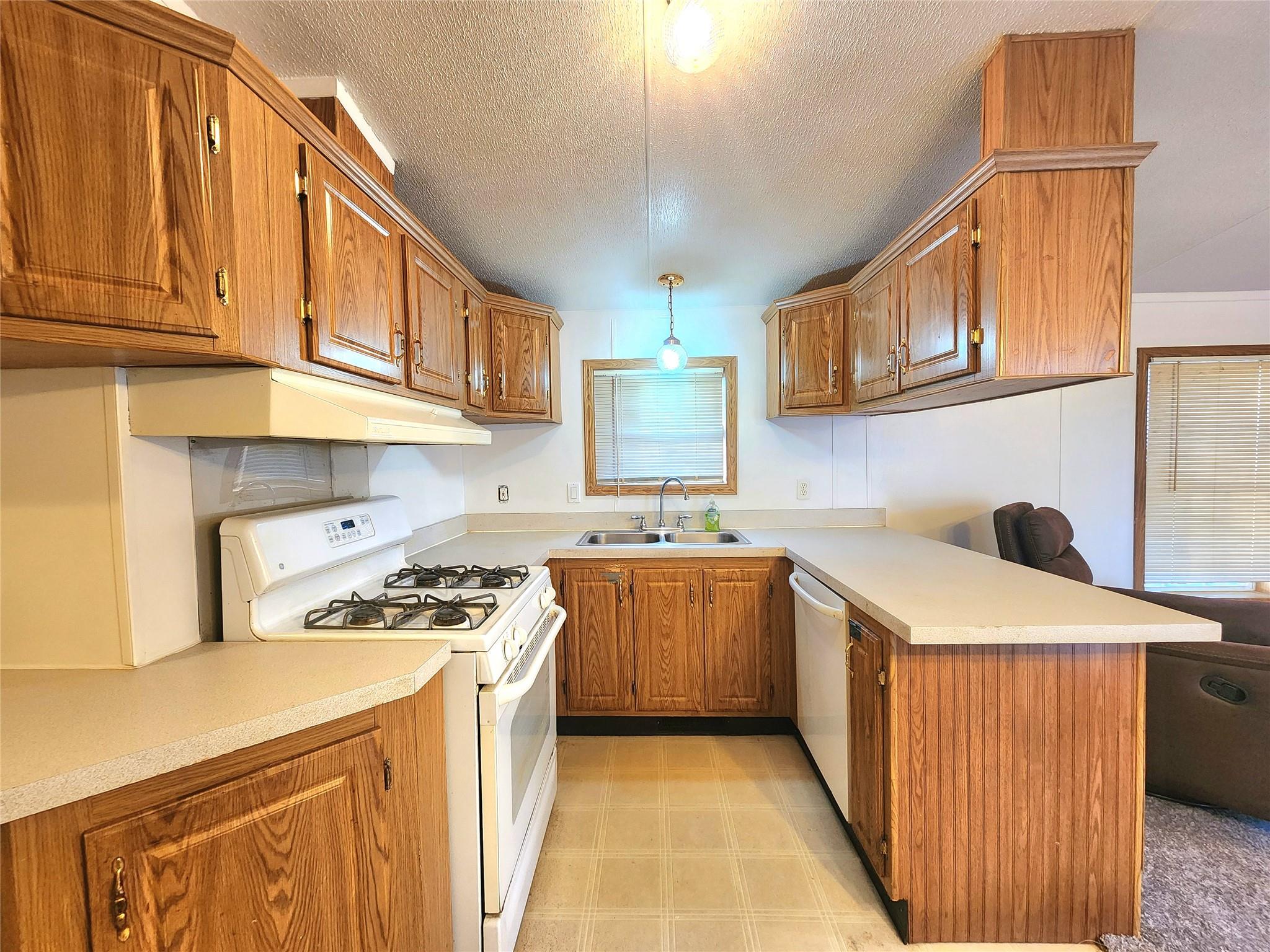 525 Riverleigh Avenue #A19, Riverhead, New York image 4