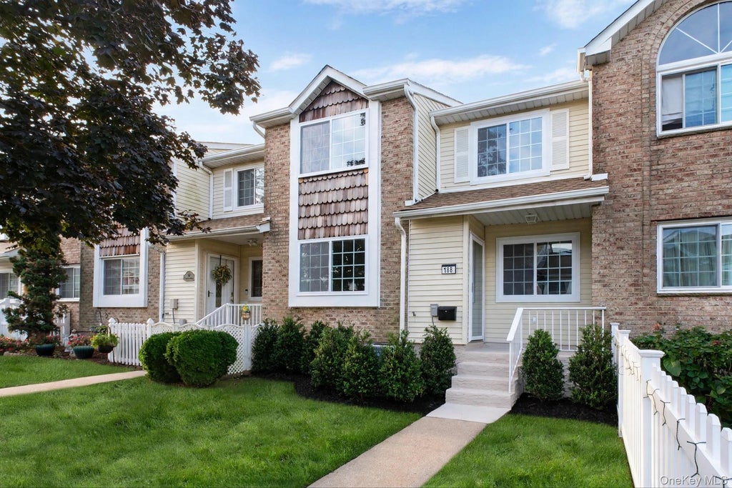 Photo of 18 Dreyer Avenue #B, Staten Island, NY 10314 (MLS # 1059657)