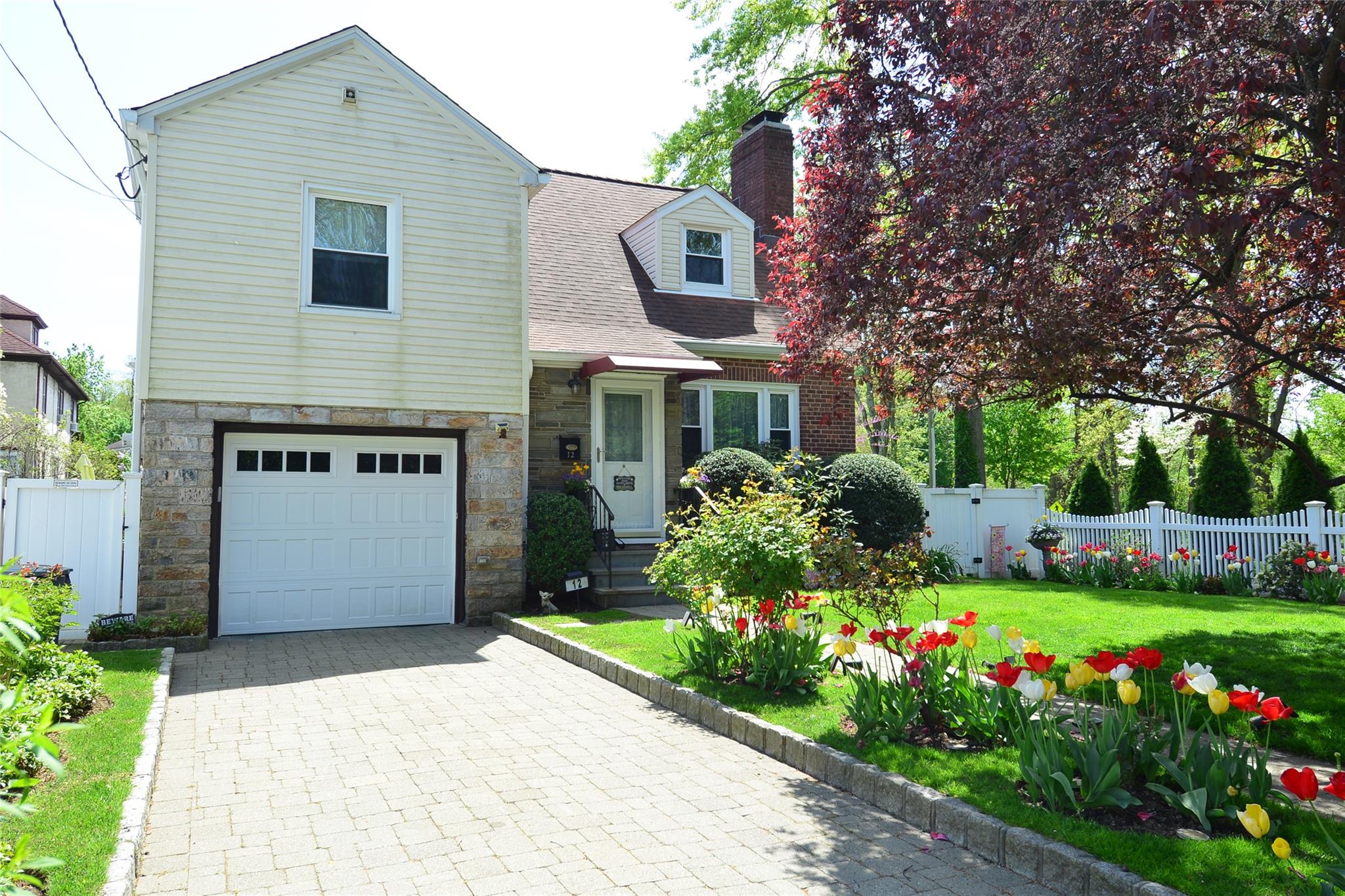 Yonkers Avenue, Tuckahoe, New York - 3 Bedrooms  
2 Bathrooms  
6 Rooms - 