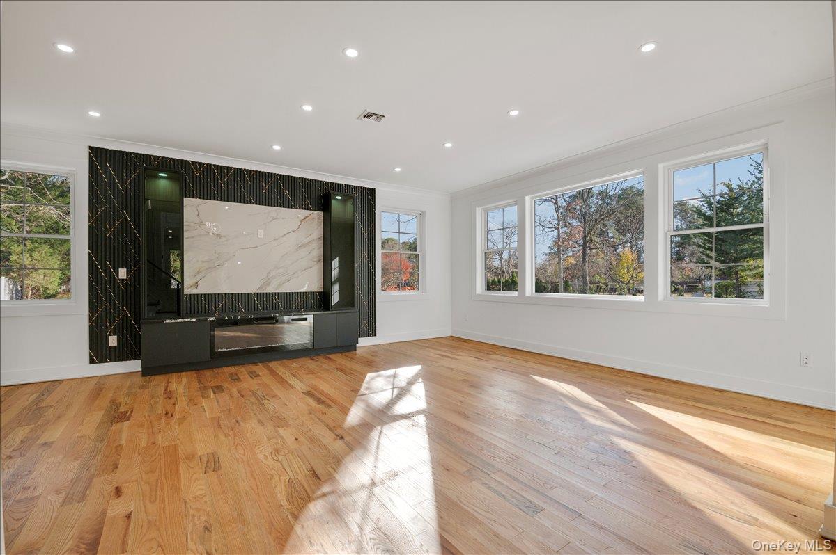 Dix Hills, New York 11746, United States, 5 Bedrooms Bedrooms, ,7 BathroomsBathrooms,Residential,Active,247573