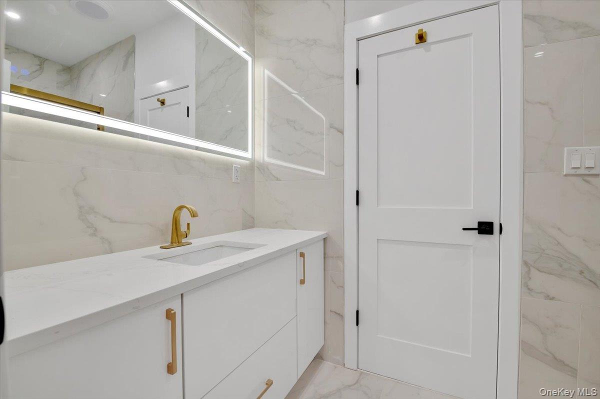 Dix Hills, New York 11746, United States, 5 Bedrooms Bedrooms, ,7 BathroomsBathrooms,Residential,Active,247573