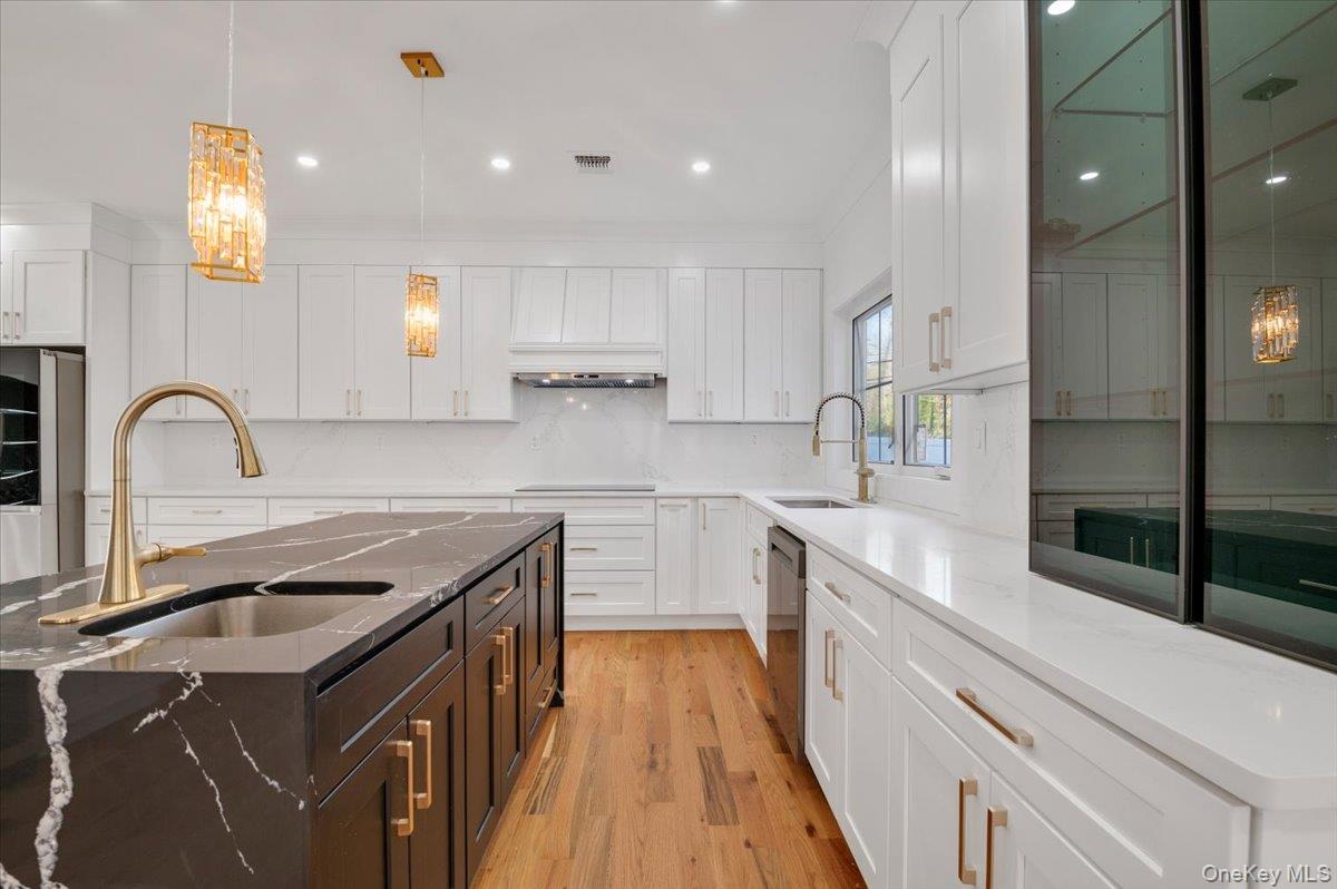 Dix Hills, New York 11746, United States, 5 Bedrooms Bedrooms, ,7 BathroomsBathrooms,Residential,Active,247573