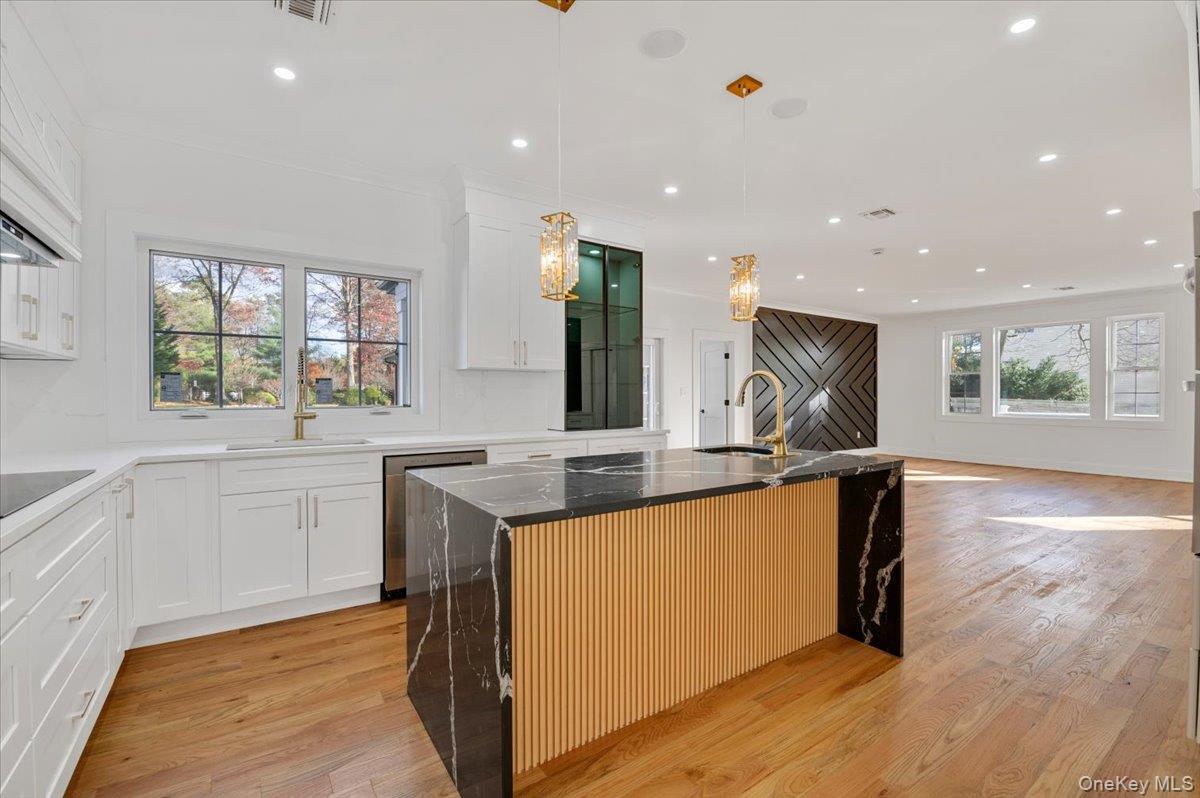 Dix Hills, New York 11746, United States, 5 Bedrooms Bedrooms, ,7 BathroomsBathrooms,Residential,Active,247573