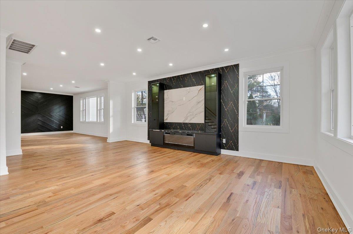 Dix Hills, New York 11746, United States, 5 Bedrooms Bedrooms, ,7 BathroomsBathrooms,Residential,Active,247573