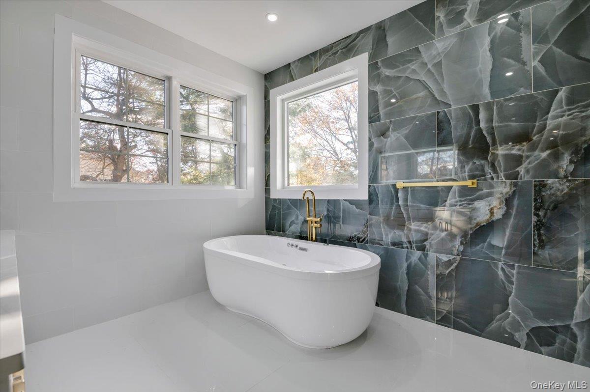 Dix Hills, New York 11746, United States, 5 Bedrooms Bedrooms, ,7 BathroomsBathrooms,Residential,Active,247573