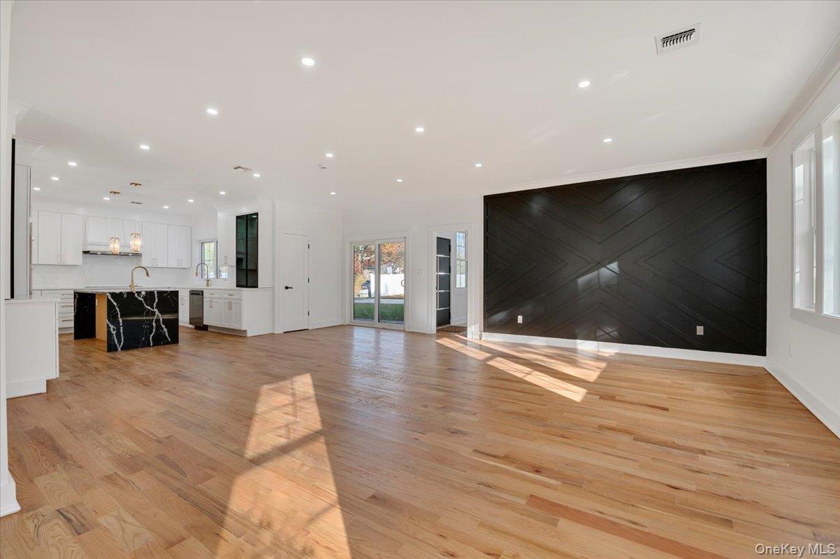 Dix Hills, New York 11746, United States, 5 Bedrooms Bedrooms, ,7 BathroomsBathrooms,Residential,Active,247573