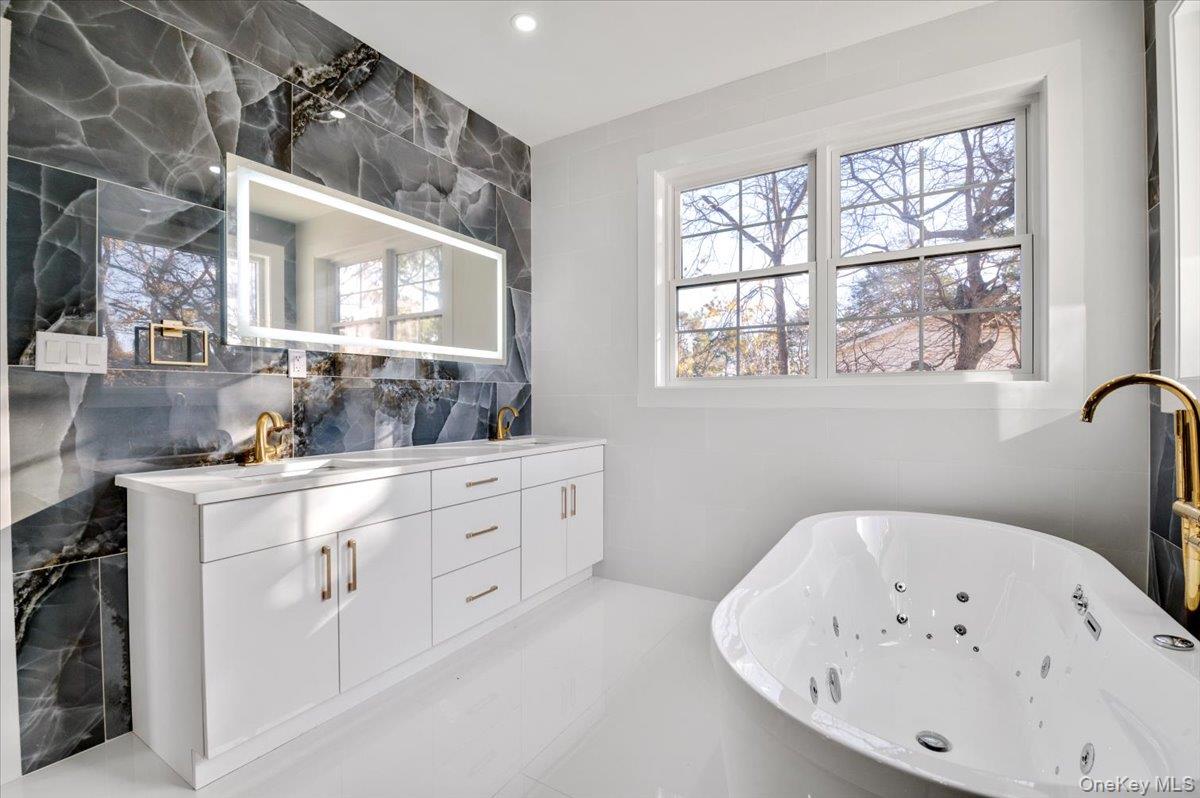 Dix Hills, New York 11746, United States, 5 Bedrooms Bedrooms, ,7 BathroomsBathrooms,Residential,Active,247573