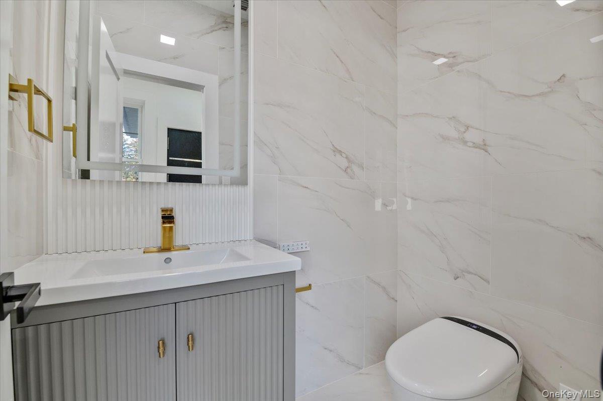 Dix Hills, New York 11746, United States, 5 Bedrooms Bedrooms, ,7 BathroomsBathrooms,Residential,Active,247573