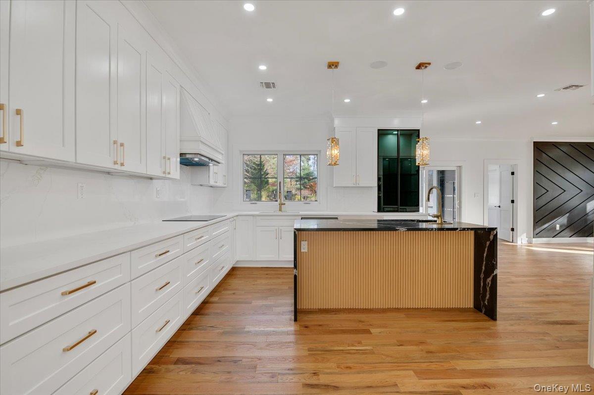 Dix Hills, New York 11746, United States, 5 Bedrooms Bedrooms, ,7 BathroomsBathrooms,Residential,Active,247573