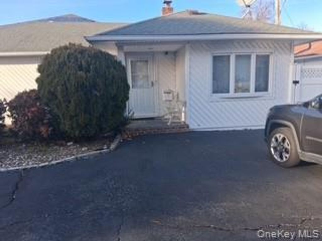 Photo of 1322 Barry Drive S, Valley Stream, NY 11580 (MLS # 938919)