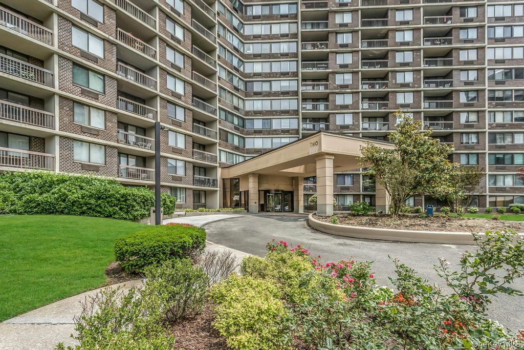 Photo of 2 Bay Club Dr #11F, Bayside, NY 11360 (MLS # 967551)