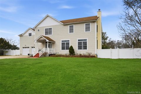 Photo of 471 Southport Street, Ronkonkoma, NY 11779 (MLS # 950407)