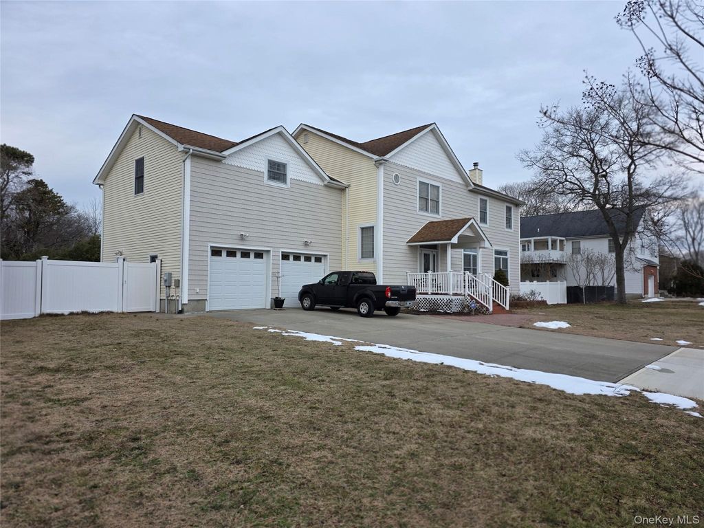 Photo of 471 Southport Street, Ronkonkoma, NY 11779 (MLS # 950407)