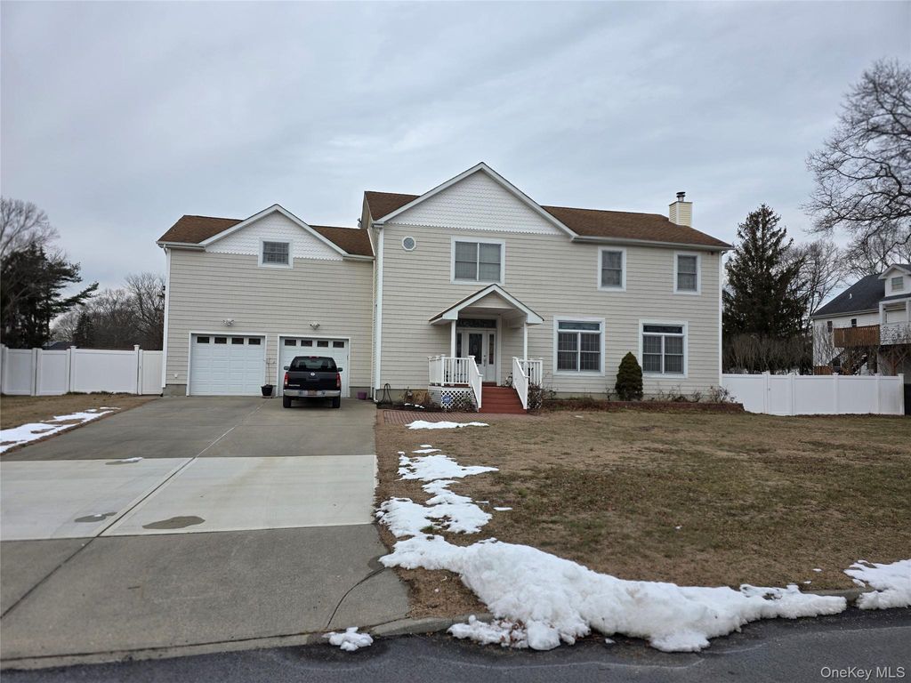 Photo of 471 Southport Street, Ronkonkoma, NY 11779 (MLS # 950407)