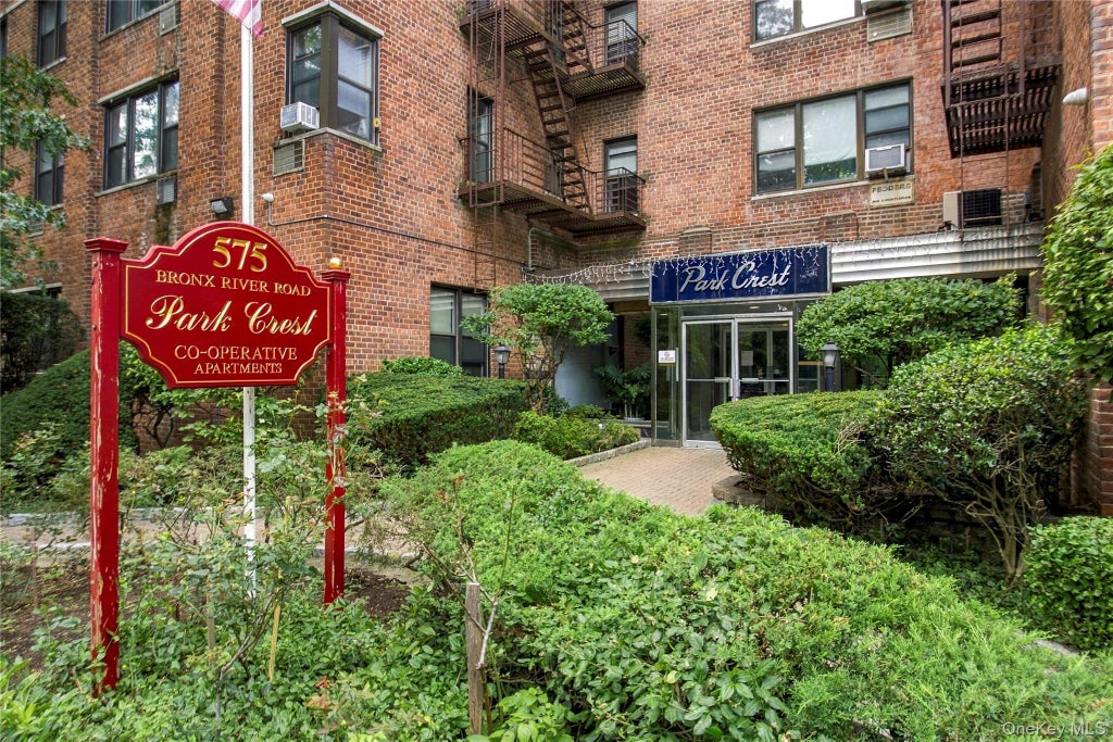 Photo of 575 Bronx River Road #5F, Yonkers, NY 10704 (MLS # 1054935)