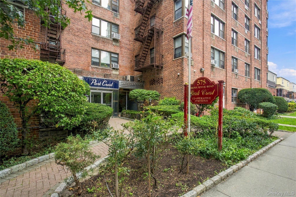Photo of 575 Bronx River Road #5F, Yonkers, NY 10704 (MLS # 1054935)