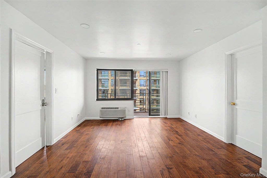 Photo of 3138 137th Street #7B, Flushing, NY 11354 (MLS # 987056)