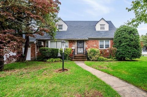 Photo of 10 Linden Street, Malverne, NY 11565 (MLS # 917114)