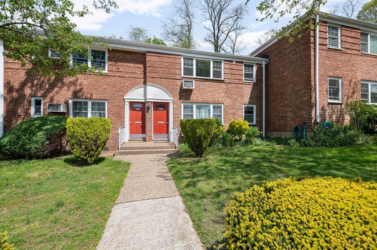 Kingsbury Avenue B, Oakland Gardens, Queens, NY - 2 Bedrooms  
1 Bathrooms  
5 Rooms - 