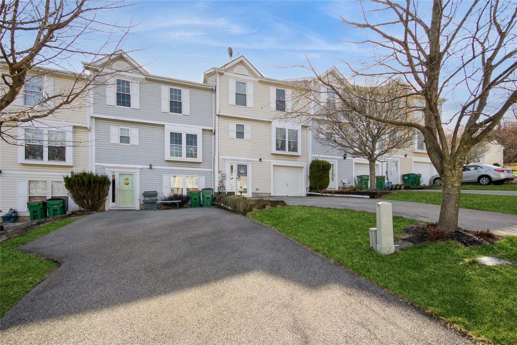 Helen Court, Beacon, New York - 3 Bedrooms  
2 Bathrooms  
6 Rooms - 