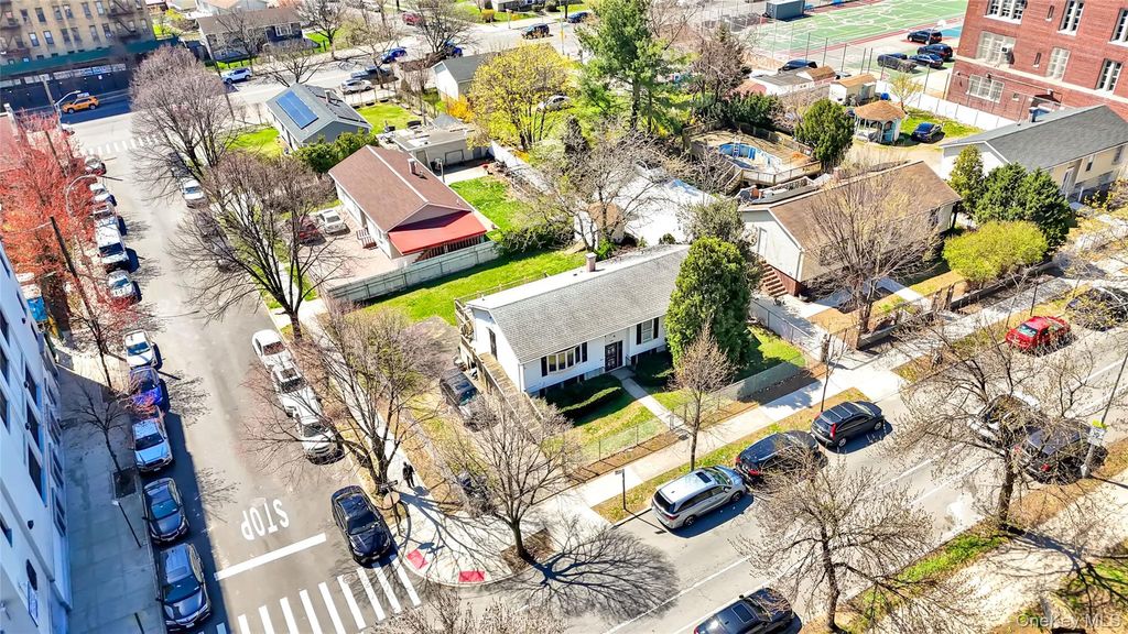 Photo of 1580 Crotona Park E, Bronx, NY 10460 (MLS # 983772)