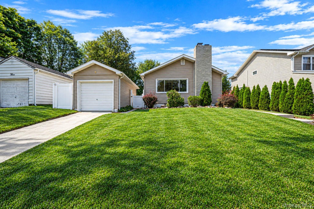 Photo of 5 Willets Drive, Syosset, NY 11791 (MLS # 1048009)