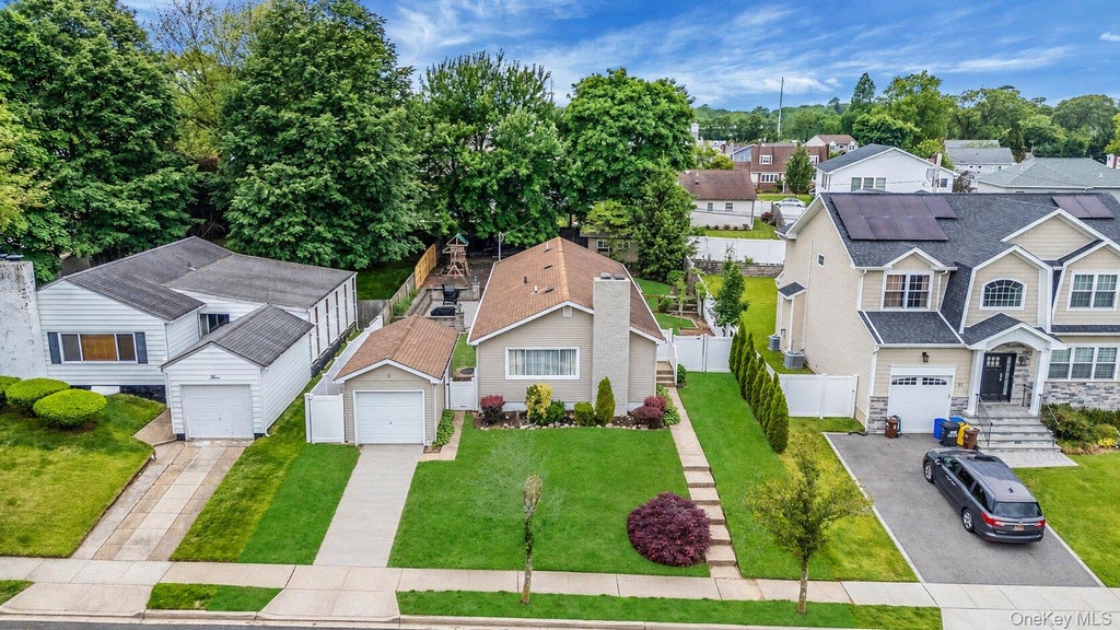 Photo of 5 Willets Drive, Syosset, NY 11791 (MLS # 1048009)