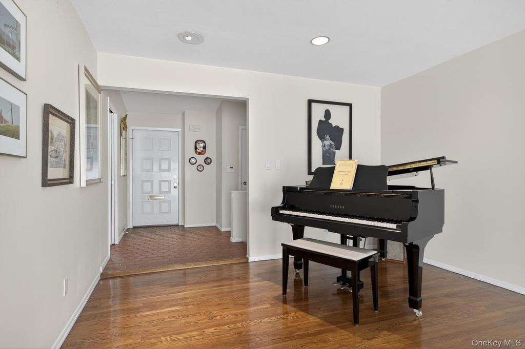 Photo of 4 W Oak Hill Drive, Oyster Bay, NY 11771 (MLS # 983371)