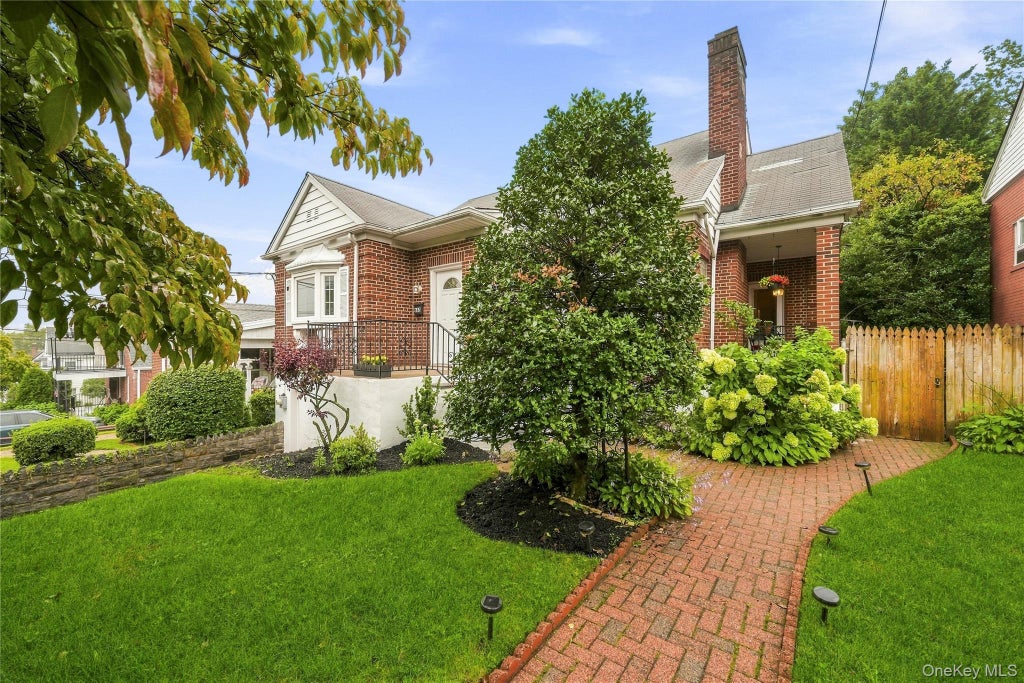 Photo of 662 Palisade Avenue, Yonkers, NY 10703 (MLS # 1042424)