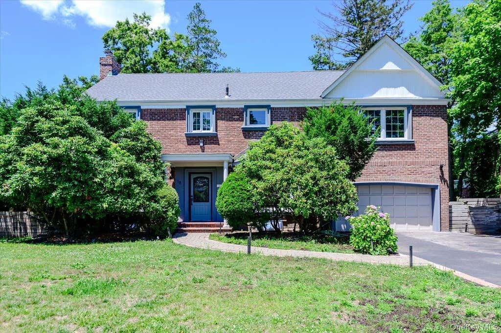 Photo of 18 Pond Park Road, Great Neck, NY 11023 (MLS # 1016825)