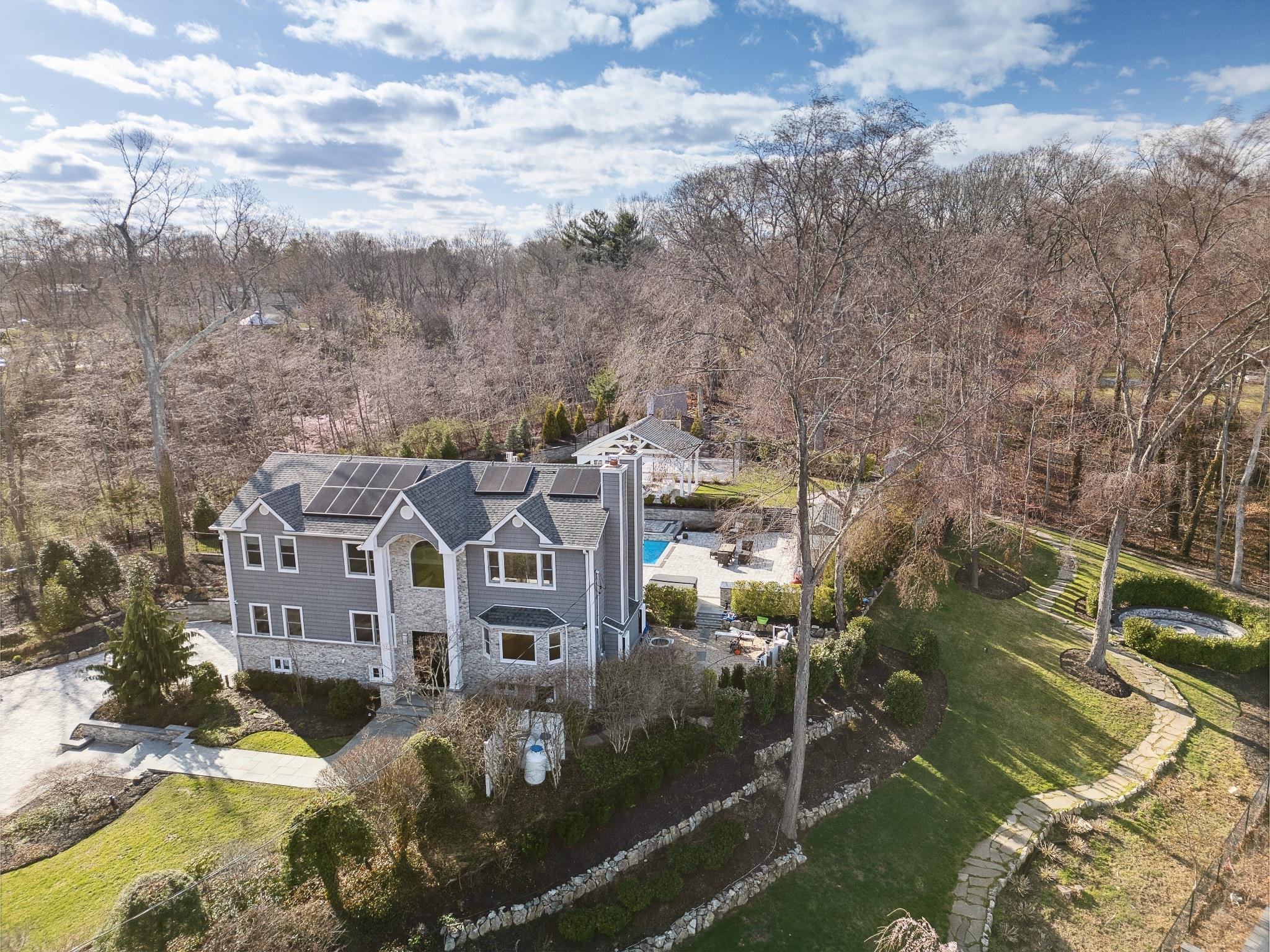 4 SE Lucille Lane, Dix Hills, New York image 1