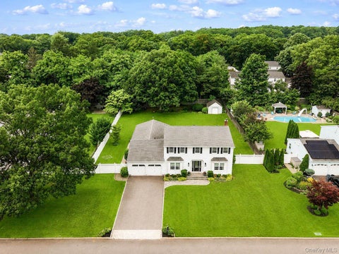 Homes For Sale - 3 Warren Court<br/> Farmingville, NY 11738
