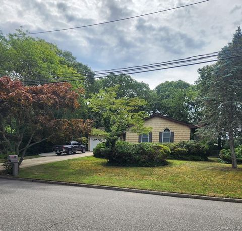 Photo of 38 Maria Court Ct, Holbrook, NY 11741 (MLS # 958655)