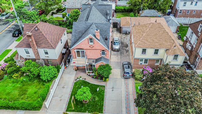 146th Street, Flushing, Queens, NY - 6 Bedrooms  
6 Bathrooms  
22 Rooms - 