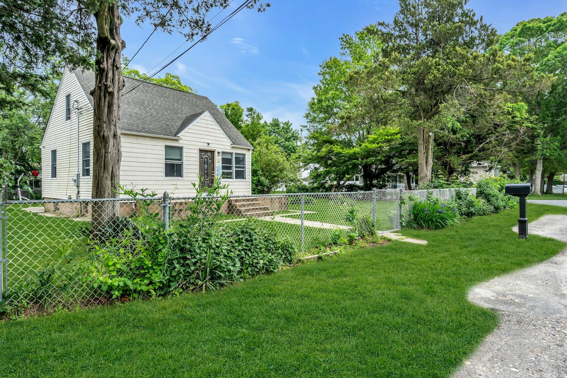 17 Lexington Road, Shirley, New York image 1