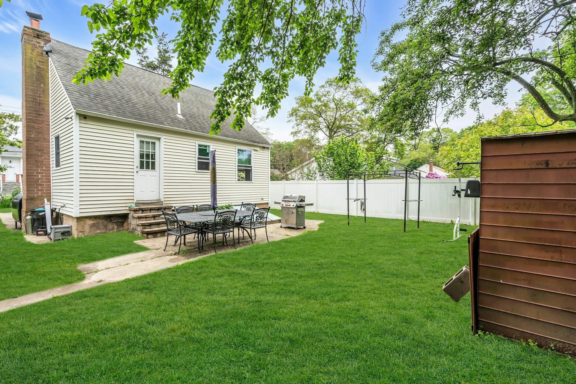 17 Lexington Road, Shirley, New York image 22
