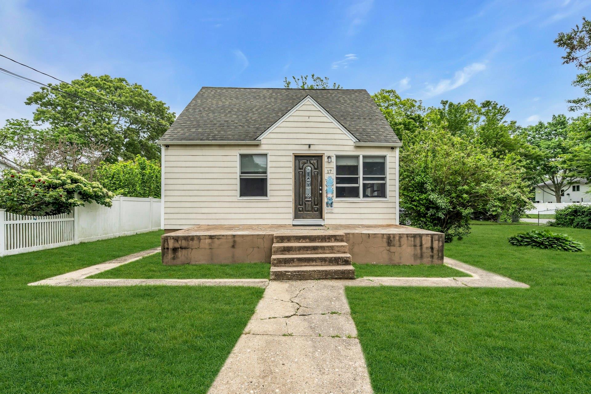 17 Lexington Road, Shirley, New York image 3