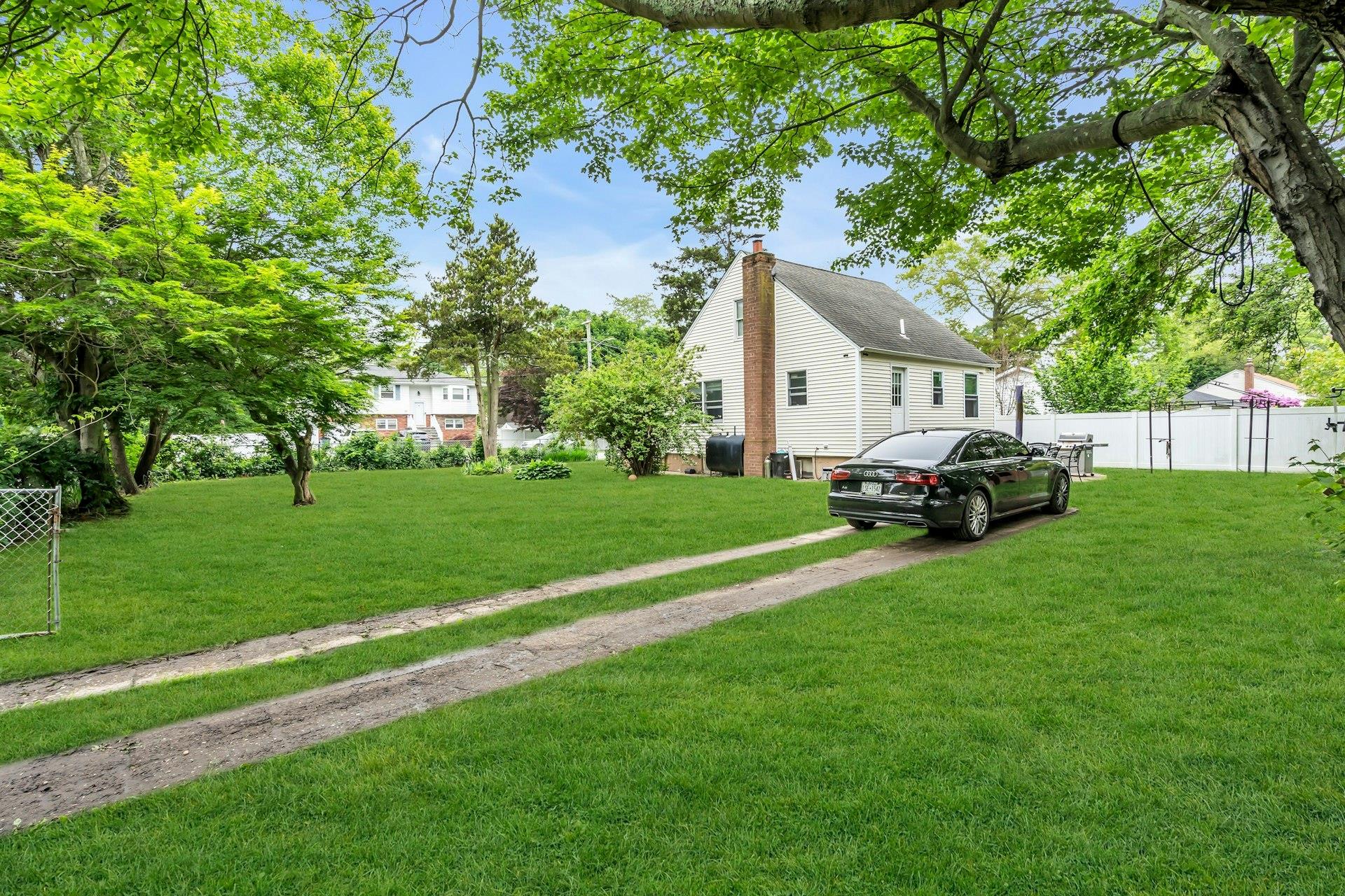17 Lexington Road, Shirley, New York image 24