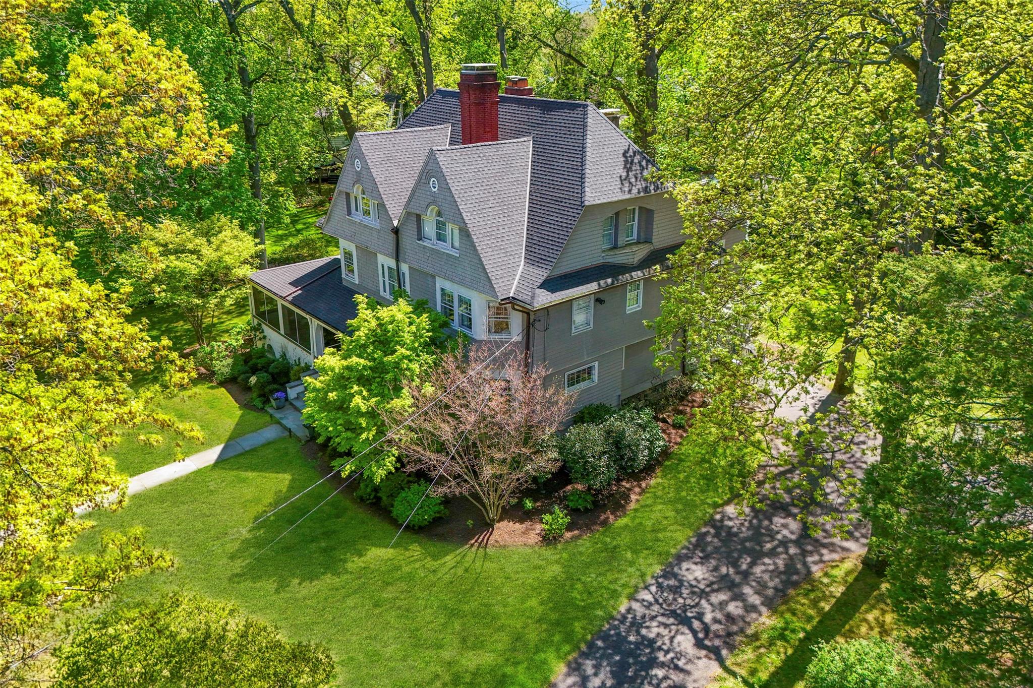 989 Edgewood Avenue, Pelham, New York image 2
