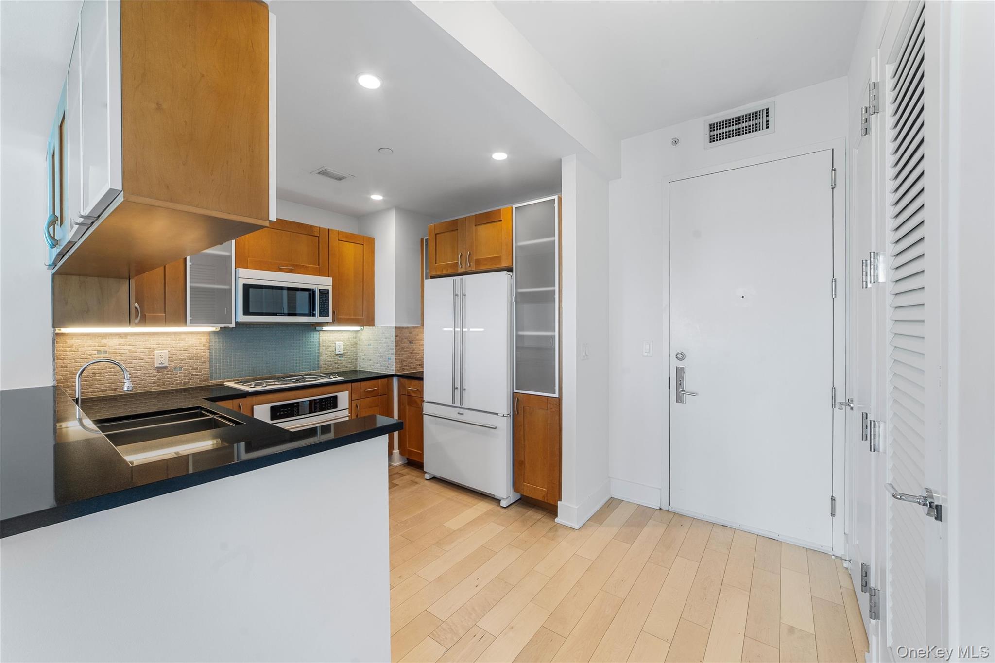 175 Huguenot Street 2108