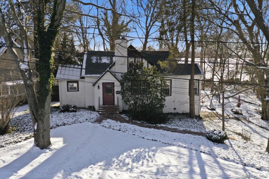 Photo of 11 Muriel Road, Port Washington, NY 11050 (MLS # 951436)