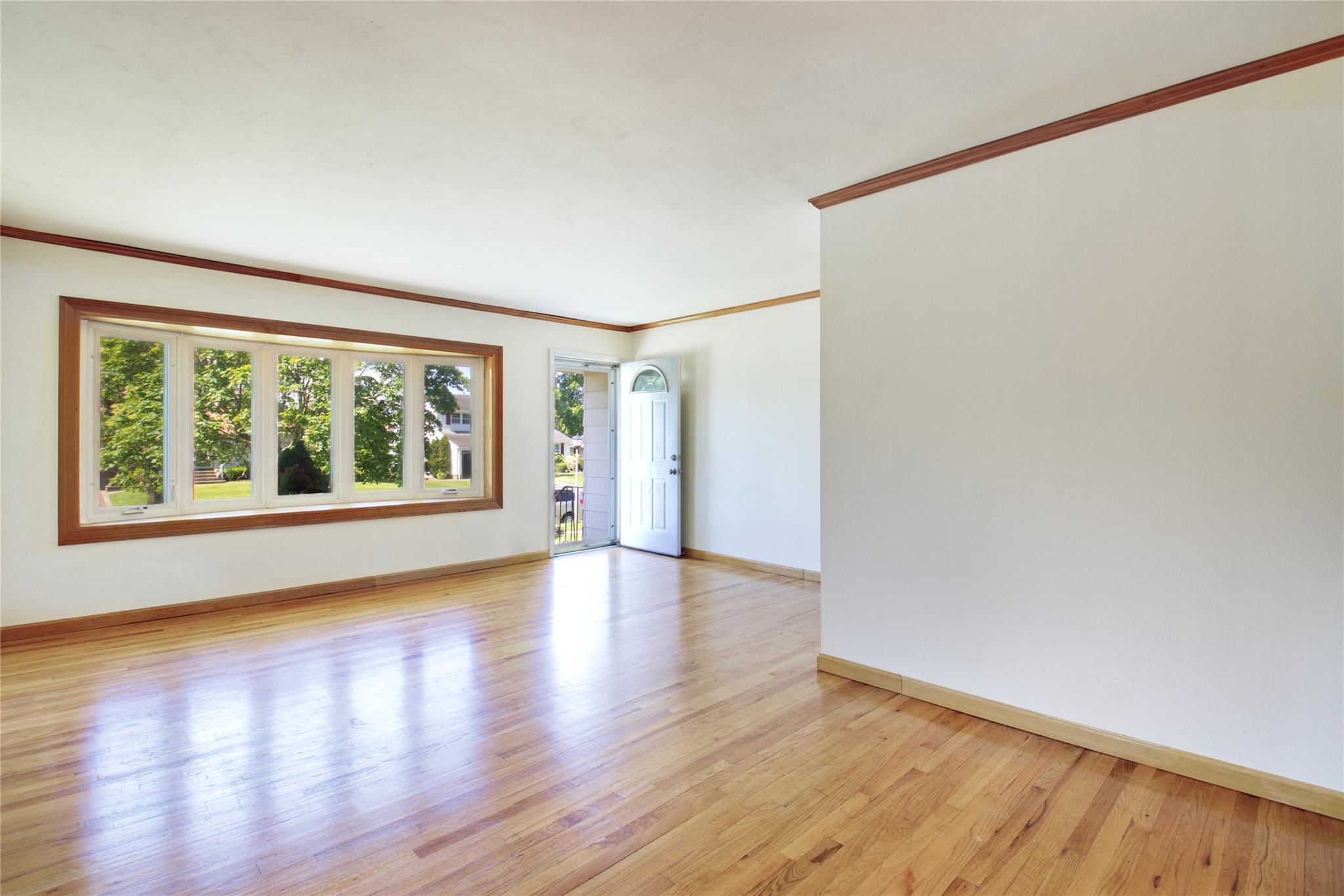 21 Rita Crescent, Commack, New York image 4