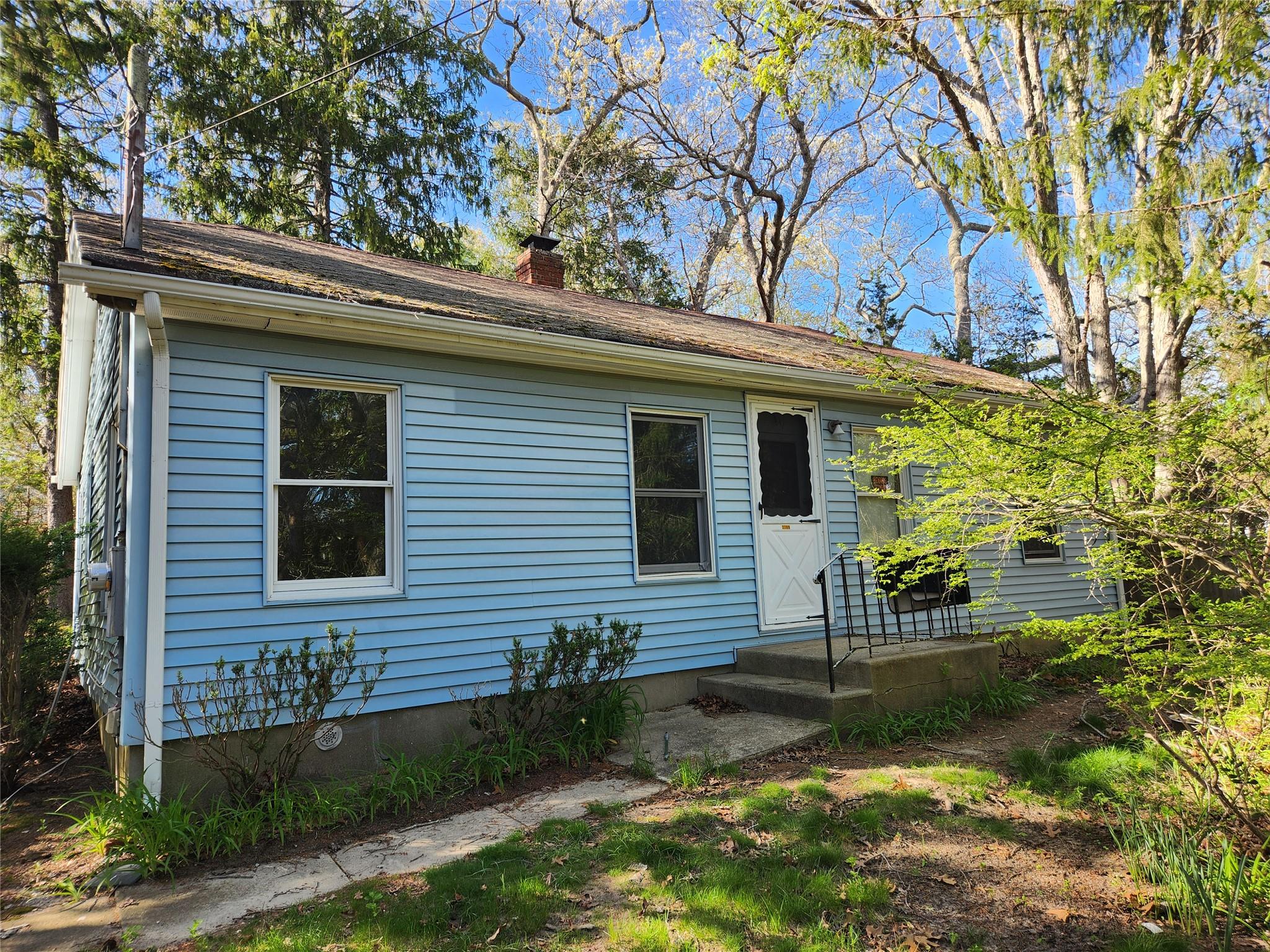 River Road, Calverton, Hamptons, NY - 3 Bedrooms  
1 Bathrooms - 